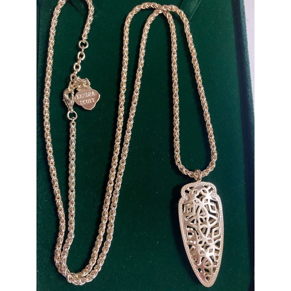 Kendra Scott Sienna Arrowhead Pendant Necklace in Gold - Picture 3 of 5